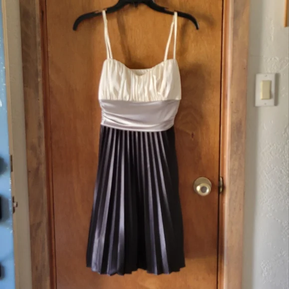 Formal/Semi-formal dress - Picture 1 of 2